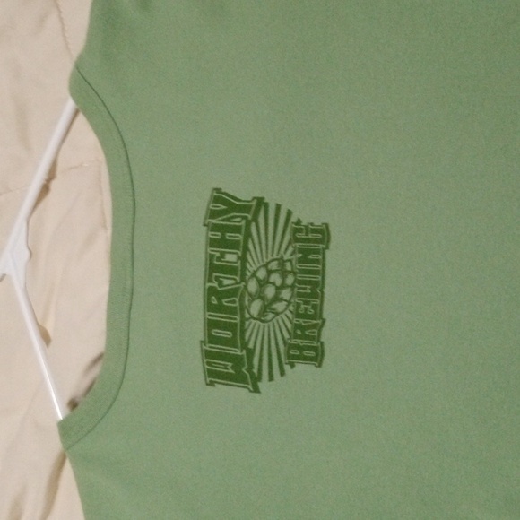 Light green Worthy Brewing top with a tasteful picture of hops on the vine - Picture 4 of 5